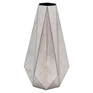 Vase à fleurs en métal contemporain, objet décoratif pour la maison, idéal pour le salon, centre de table de mariage, ou présentation d'arrangements floraux - Product Image 3