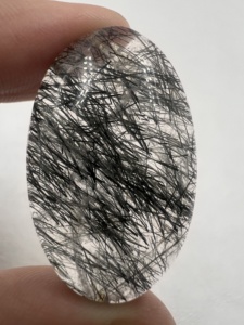 ควอตซ์รูไทล์สีดำธรรมชาติ คริสตัลดิบทรงรี ควอตซ์ทัวร์มาลีนสีดำ หินบำบัด สำหรับทำเครื่องประดับ ขายส่งจำนวนมาก - Product Image 1