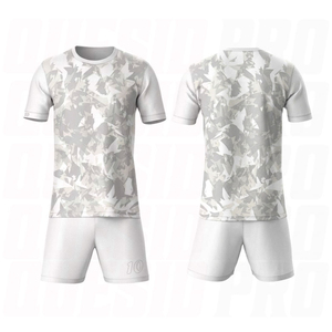 ชุดกีฬาฟุตบอลคุณภาพสูง ซีรีส์ทีมฟุตบอล ดีไซน์ใหม่ รับผลิตตามแบบ OEM เสื้อยูนิเซ็กซ์ พิมพ์ลาย ระบายอากาศได้ดี ผลิตจากโพลีเอสเตอร์ - Product Image 3