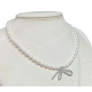 สร้อยคอมุกน้ำจืดทรงข้าว คุณภาพสูง ขนาด 5-6 มม. เรียบเนียน สะอาด พร้อมจี้โบว์ประดับกระดูกไหปลาร้า  เครื่องประดับแฟชั่น - Product Image 5