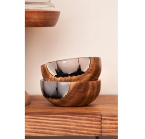Bol élégant en résine époxy et bois, alliant la beauté du bois naturel et l'art de la résine, pour servir et présenter. - Product Image 2