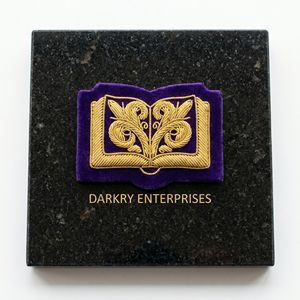 Badge de secrétaire personnalisé en fil d'or, plumes croisées, écusson rond en velours vert, broderie à la main, écusson maçonnique, fournisseur - Product Image 6