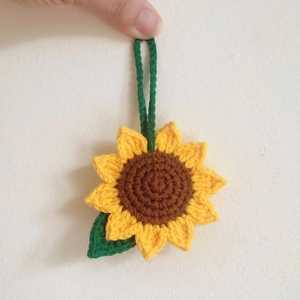 Porte-clés en fil de coton doux fait main au crochet, motif tournesol, marguerite, fraise, breloque fleur et fruit, cadeau personnalisé, design traditionnel - Product Image 1
