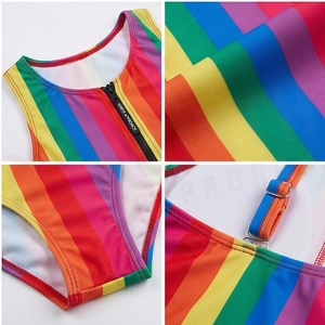 Ensemble tankini 2 pièces à rayures arc-en-ciel avec haut court à col haut et fermeture éclair sur le devant et bas de maillot de bain hipster pour femme - Product Image 4