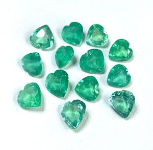 Esmeralda Zambiana Natural de Alta Calidad, Corte Corazón de 7-9 mm, 23.30 Quilates, Color Verde Medio, Piedra de Nacimiento de Mayo para Hacer Colgantes y Pendientes - Product Image 1
