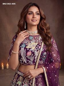 Magnífico conjunto de lehenga-choli morado con corte en A, semicosturado, con red suave y lentejuelas múltiples, de un proveedor de Surat. - Product Image 2