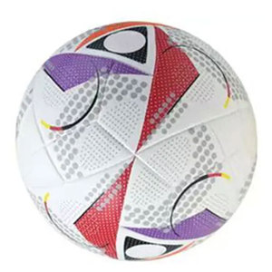 Ballon de football de taille 5 de qualité supérieure, personnalisé pour l'entraînement et les matchs, avec une construction thermosoudée robuste pour les compétitions – Fabriqué au Pakistan - Product Image 1