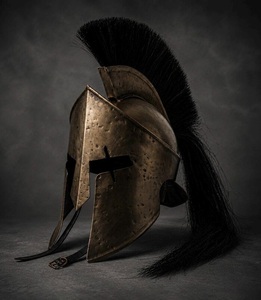 Casque romain antique en bronze avec plume noire et armure plaquée or pour collection d'art et exposition - Product Image 5