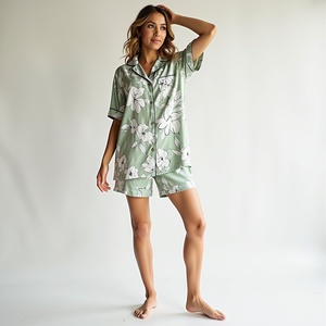 Pijama de camisa y pantalones cortos verdes de algodón ligero para mujer, transpirable y lavable a máquina para viajes de verano - Product Image 2