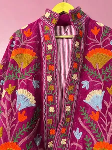 Veste en velours Suzani écologique, vintage, faite à la main, brodée, style bohème, à motifs floraux, veste de style statement - Product Image 5