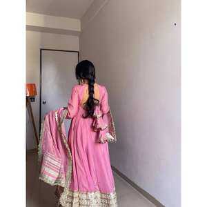 ชุดเดรส Anarkali ทรงเอไลน์ผ้าซาตินทำมือสำหรับงานปาร์ตี้ ตกแต่งด้วยงานปักดิ้นและเลื่อม พร้อมดีไซน์เอวทรงเอ็มไพร์ - Product Image 3