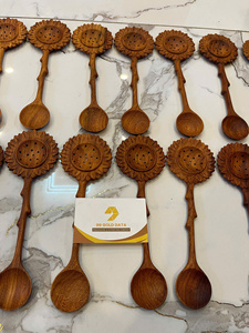 Cuillère ajourée en acier inoxydable Sunflower avec manche en bois pour la friture, le vidange et le service, Vietnam, en gros - Product Image 4