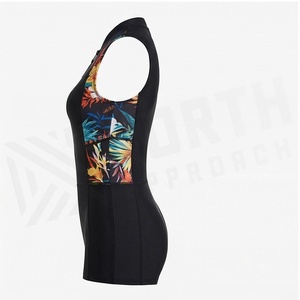 Ensemble de yoga 2 pièces imprimé papillon bleu avec finition dorée, body à col en V profond et jupe portefeuille longueur genou - Product Image 3