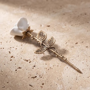 Urna Conmemorativa con Diseño de Rosa Blanca Esculpida y Motivo de Hojas, Acabado Dorado, Recipiente para Cenizas de Cremación - Product Image 3