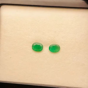 Paire d'émeraudes naturelles de Zambie, taille ovale, 1,91 ct, qualité AAA, avec lueur et belle couleur verte, polissage parfait pour la création de bijoux - Product Image 3