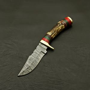 Couteau de camping multifonctionnel en acier Damas fait main, outil de poche pliant, accents argentés gravés, manche en bois de cerf, qualité supérieure - Product Image 3