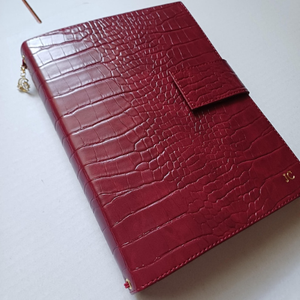 Agenda Personalizada Color Borgoña con Textura de Cocodrilo, Cuaderno de Viaje de Cuero Vegano, Insertos Personalizados, Diario Recargable - Product Image 2