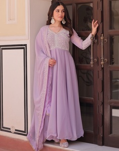 Últimas colecciones de vestidos de novia para mujer, vestidos largos de georgette estilo indio y pakistaní, con mangas largas y adornos elaborados, estilo anarkali. - Product Image 1
