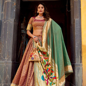 Lehenga Choli de mariée traditionnel en tissage Zari - Jupe ample de 4,7 m avec coutures en toile et cancan - Product Image 1