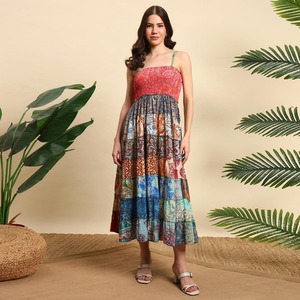 Robe longue bohème en soie de sari vintage, faite à la main, écologique, lavable, multicolore, patchwork indien à plusieurs niveaux - Product Image 5