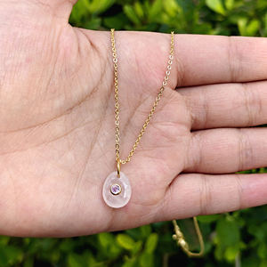 Collar con colgante de cuarzo rosa natural con bisel de circonitas blancas, chapado en oro de 18k, cadena de cable para uso diario. - Product Image 2