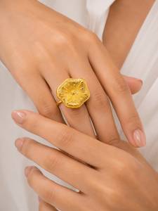 Bague personnalisée plaquée rhodium, motif soleil rainuré et fleur de coquelicot, bague de cocktail audacieuse pour femme, bijoux de luxe botaniques tendance pour défilé - Product Image 1