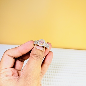 Bague de fiançailles pour femme en or rose 14 carats, diamant rose fantaisie taille ronde avec pierres latérales, certifiée IGI, diamant de laboratoire, romantique, idéale pour un cadeau - Product Image 3