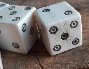Dados de cuerno tallados a mano estilo romano antiguo – Diseño auténtico inspirado en la Roma/Vikingos / la mayoría de PERFECT ENTERPRISES - Product Image 5