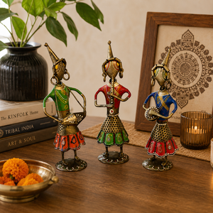 Juego de Muñecas Musicales Tribales Bohemias Pintadas a Mano en Hierro |   Figuras de Arte Popular |   Adorno Decorativo de Hierro Hecho a Mano para el Hogar para Diwali - Product Image 6