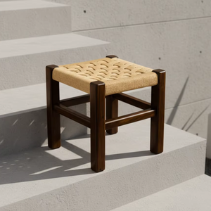 Tabouret en teck minimaliste Jin, meuble d'appoint artisanal pour intérieur avec revêtement naturel mat, pour usage résidentiel et commercial - Product Image 1