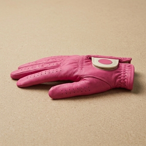 ถุงมือกอล์ฟ Cabretta สำหรับมือซ้ายแบบกำหนดเอง  วัสดุ PU ระบายอากาศได้ดี  ด้านหลังมีรูระบายอากาศ  ยืดหยุ่น กระชับมือ  ปรับขนาดข้อมือได้  OEM รับผลิตแบรนด์ส่วนตัว สำหรับปั่นจักรยาน - Product Image 3