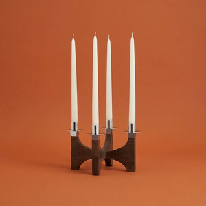 Candélabre en bois élégant de style mid-century modern avec quatre supports de bougies coniques argentés, idéal pour une décoration de table contemporaine - Product Image 1