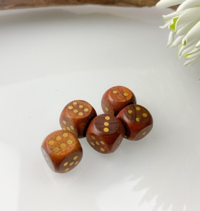 Dados de madera natural color marrón con puntos dorados, diseñados para juegos y uso decorativo, piezas de juego de cubos de madera natural pulida para mesa. - Product Image 4