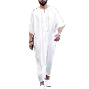 Robe islamique de style moderne de haute qualité pour hommes avec logo personnalisé au design royal unique brodé sur la poitrine avant - Product Image 5