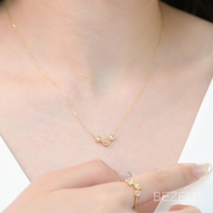 Anillo de diamantes cultivados en laboratorio con tres piedras hexagonales escalonadas en bisel, diseño de contorno escalonado en oro rosa. - Product Image 4