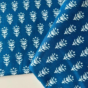 Tissu en coton imprimé à la main, base bleu indigo, motif Buta blanc, textile indien fait main, motif floral minimaliste - Product Image 1