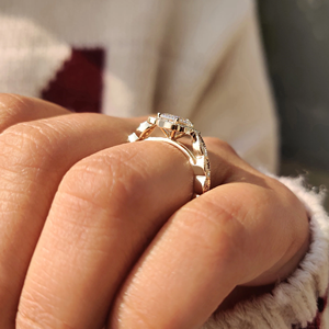 Elegante anillo de diamante con corte esmeralda, estilo halo de diamantes redondos, oro, diamante cultivado en laboratorio, proveedor mayorista de joyería para compromiso nupcial. - Product Image 5