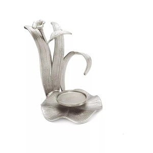 Support de bougie doré avec motif floral, décoration d'intérieur, support en métal durable - Product Image 3