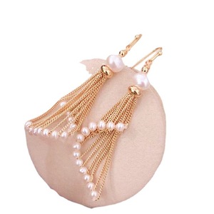 Boucles d'oreilles populaires en perles d'eau douce 5-6 mm avec longs pendentifs en forme de pompon, plaquées or 14 carats - Product Image 5