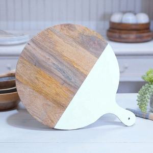 Planche à découper rectangulaire en bois avec poignée en émail et motif poisson, écologique et durable, compatible lave-vaisselle - Product Image 4
