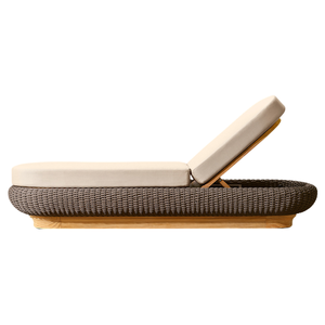 Chaise longue en teck massif avec structure en rotin tressé brun foncé, durable et personnalisable, style resort tropical, mobilier de jardin pour bord de piscine - Product Image 2