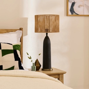 Lampe de table en métal à obélisque cannelé avec abat-jour en tissu tressé, construction en fer de qualité supérieure, éclairage d'ambiance chaleureux pour intérieurs élégants - Product Image 2