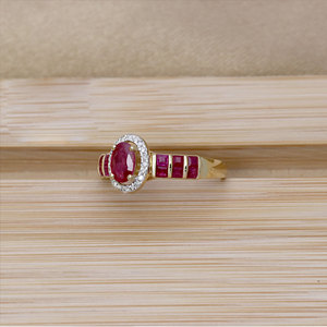 Anillo de Oro Amarillo de 14K con Rubí Natural y Halo de Diamantes para Mujer |   Joyería Fina con Corte Ovalado para Compromiso y Aniversario, Venta al por Mayor - Product Image 3