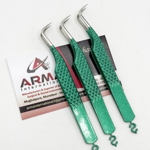 Pince à épiler professionnelle courbée en fibre durable de type Hock pour extensions de cils, vert métallisé, avec étiquette privée - Product Image 1