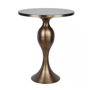 Table d'appoint sculptée en métal doré brossé de qualité supérieure, design courbé - Product Image 1