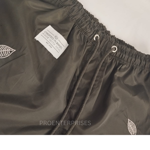 Spirit & Soul Pantalones cortos negros con bordado floral para hombre, cintura media, con cordón, informales, de secado rápido - Product Image 2