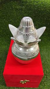 Pot de Puja Kalash Lota en argent plaqué avec feuilles de Nariyal et de mangue pour Mandir domestique, magnifiquement gravé, au prix de gros - Product Image 1