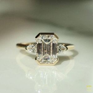 Bague de fiançailles en or jaune avec diamant taille émeraude, bague solitaire en diamant, bague en or avec diamant émeraude, bague de fiançailles en or, Minim - Product Image 5