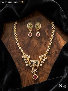 Colección Elegante de Alta Calidad, Juego de Collar y Aretes con Perlas de Imitación y Baño de Oro Kundan, Joyería de Boda para Mujer, Último Diseño - Product Image 1