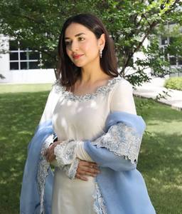 Ensemble de robe de mariée indienne et pakistanaise traditionnelle en soie blanche pour femme, longueur ras du sol, avec dupatta brodé, coupe classique, toutes saisons - Product Image 5